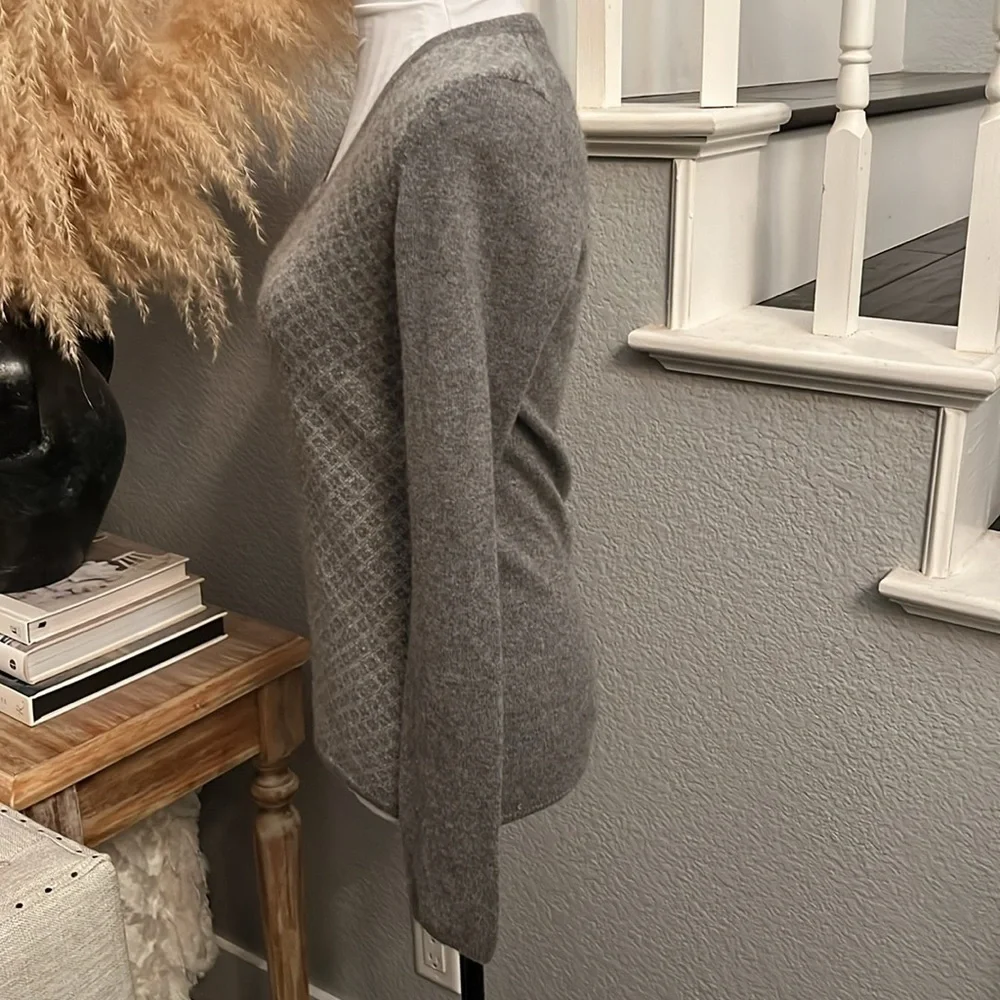 Uniqlo 100% Cashmere Gray Knit Sweater Scoop Neck Long Sleeve Size XS